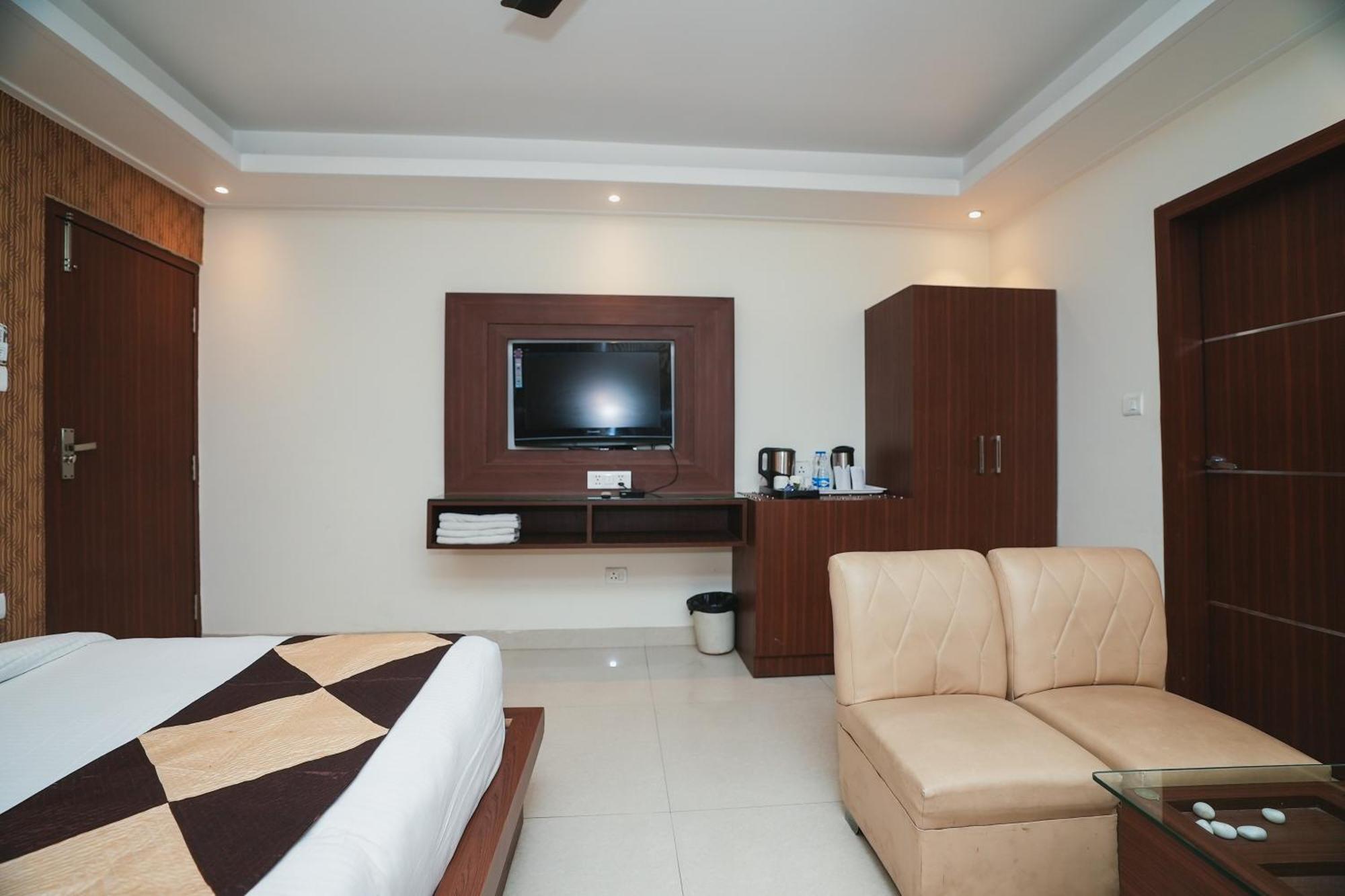 Hotel B Continental Delhi (National Capital Territory of India) Exterior foto