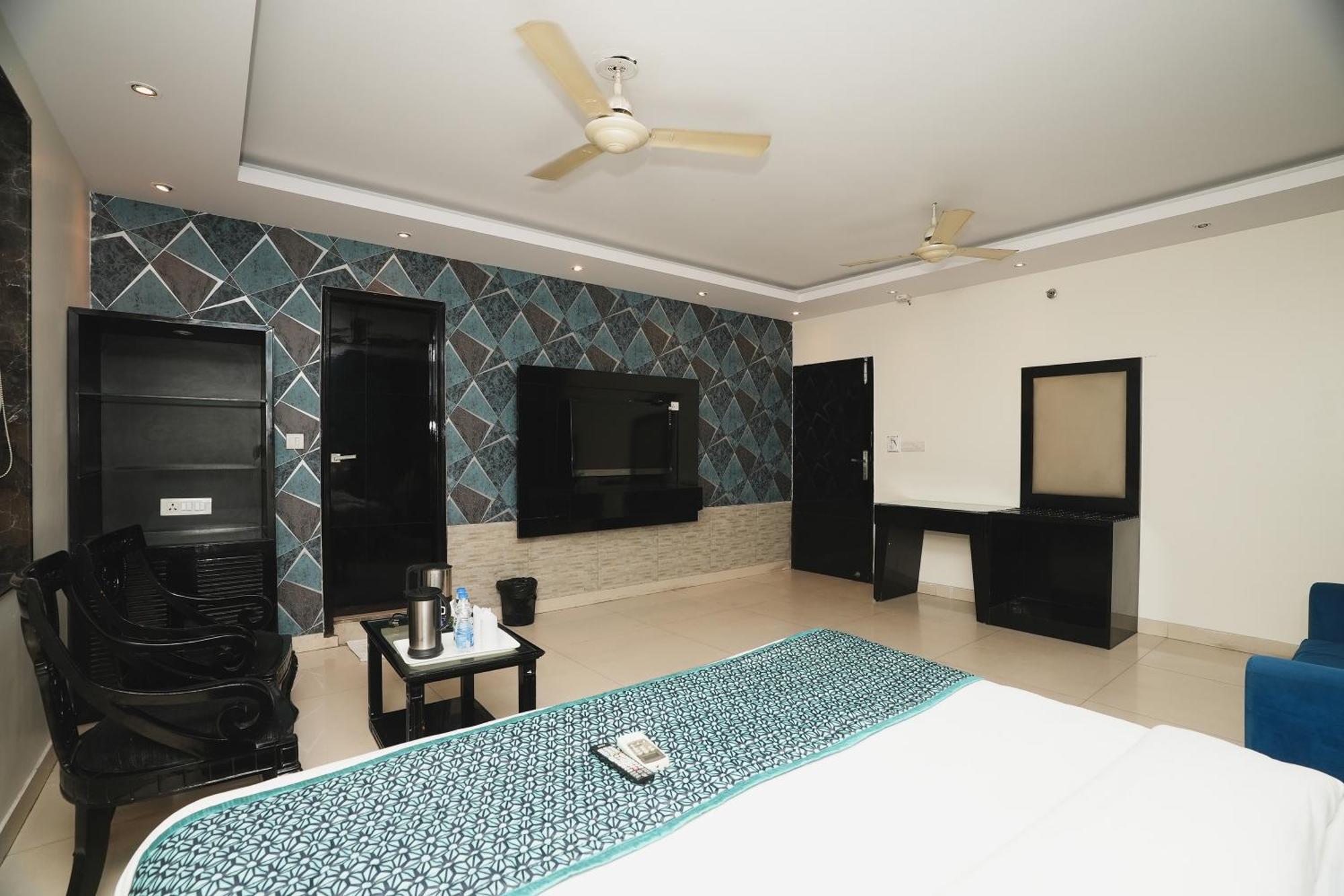 Hotel B Continental Delhi (National Capital Territory of India) Exterior foto