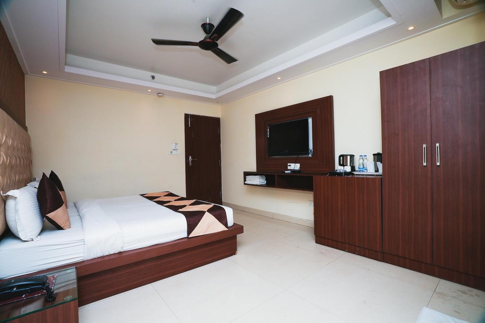 Hotel B Continental Delhi (National Capital Territory of India) Exterior foto