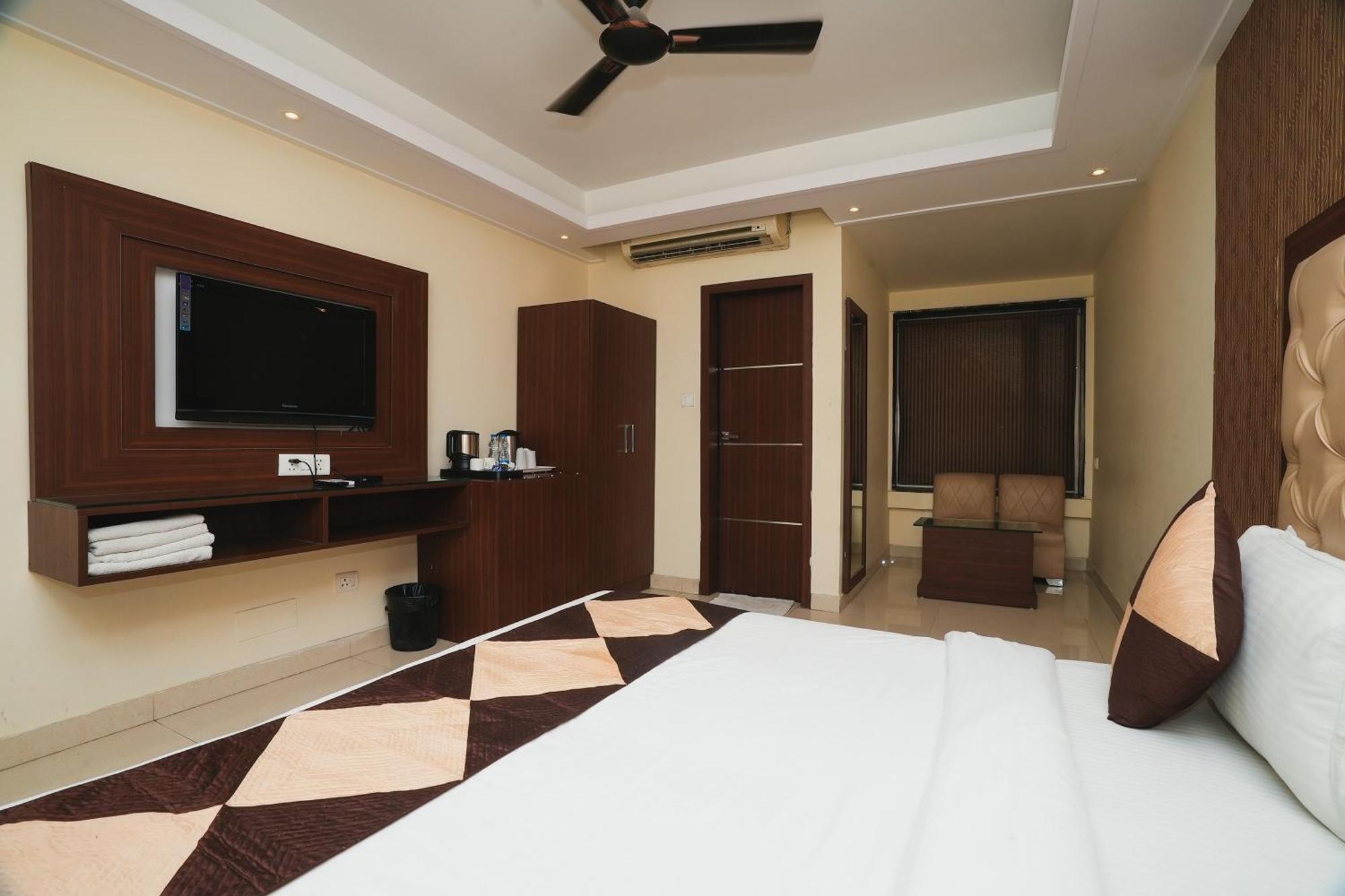 Hotel B Continental Delhi (National Capital Territory of India) Exterior foto