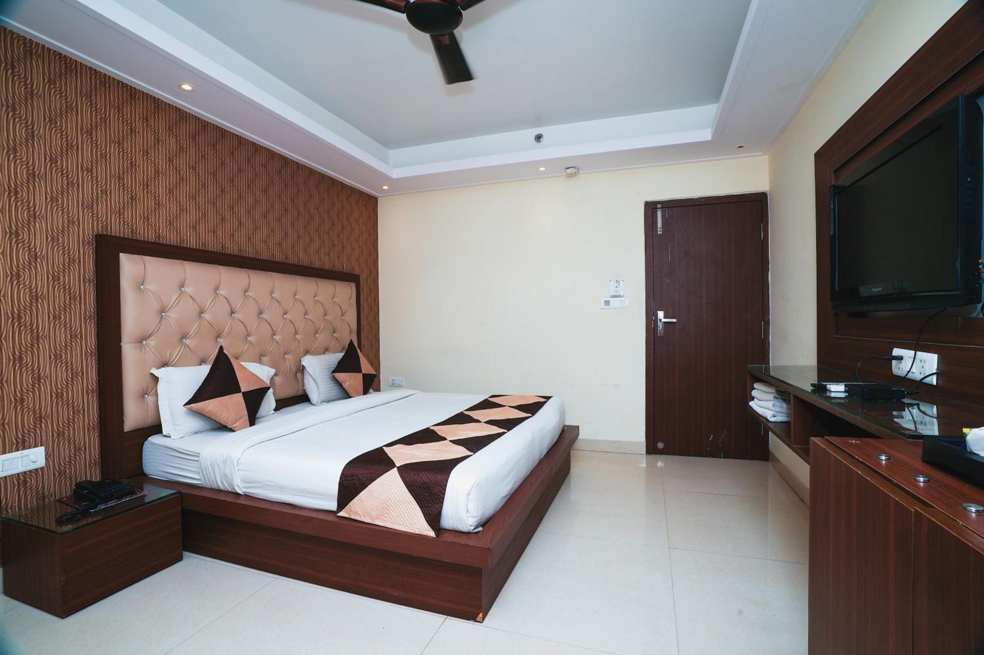 Hotel B Continental Delhi (National Capital Territory of India) Exterior foto